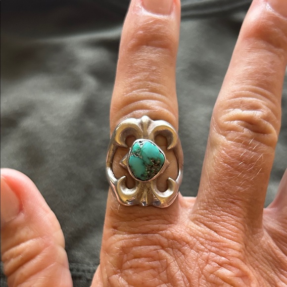 Elegant Silver and Turquoise Ring - Picture 6 of 7